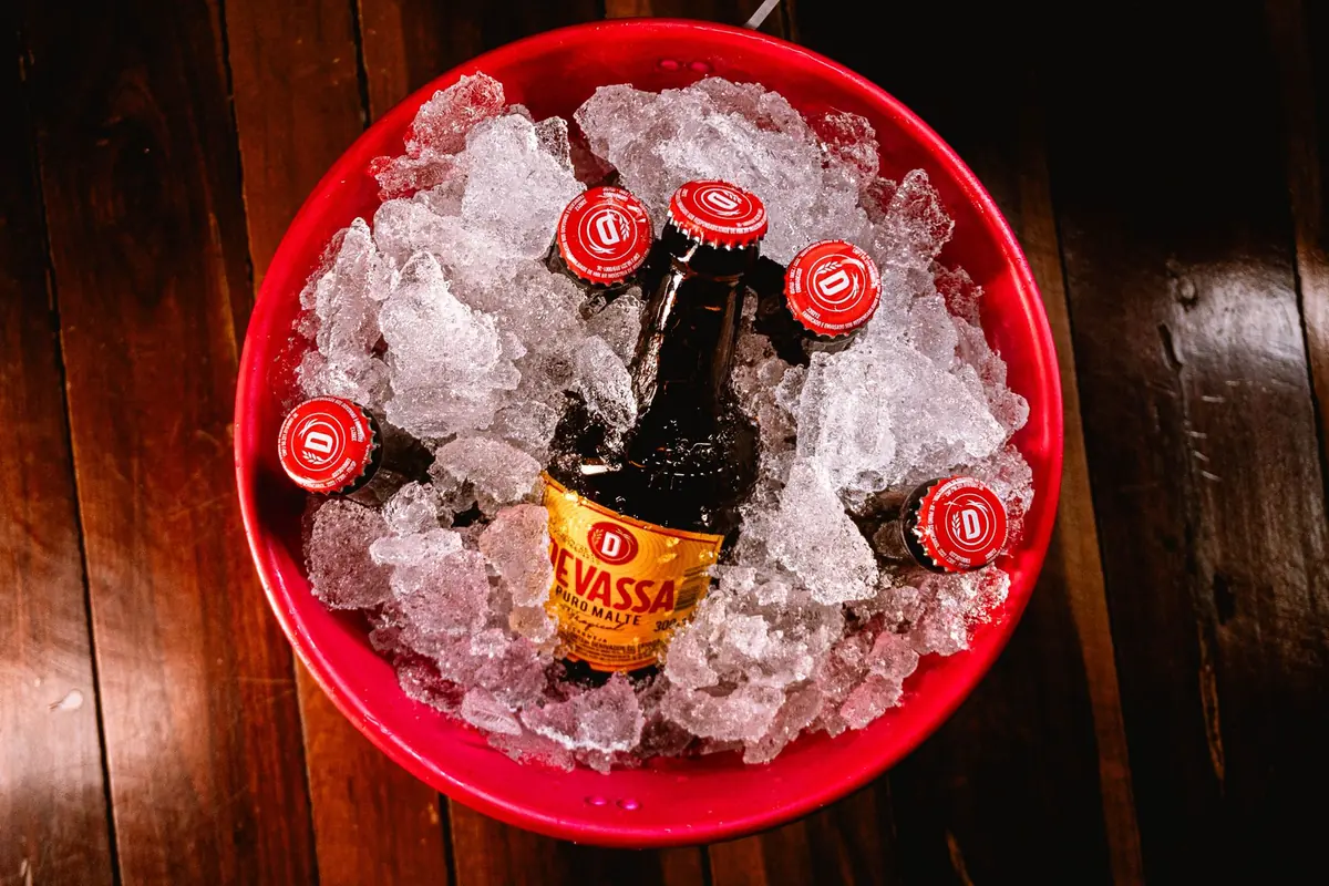 Balde com cervejas no gelo