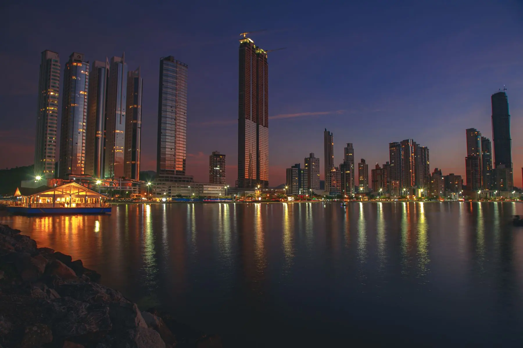 Skyline de Balneário Camboriú ao anoitecer