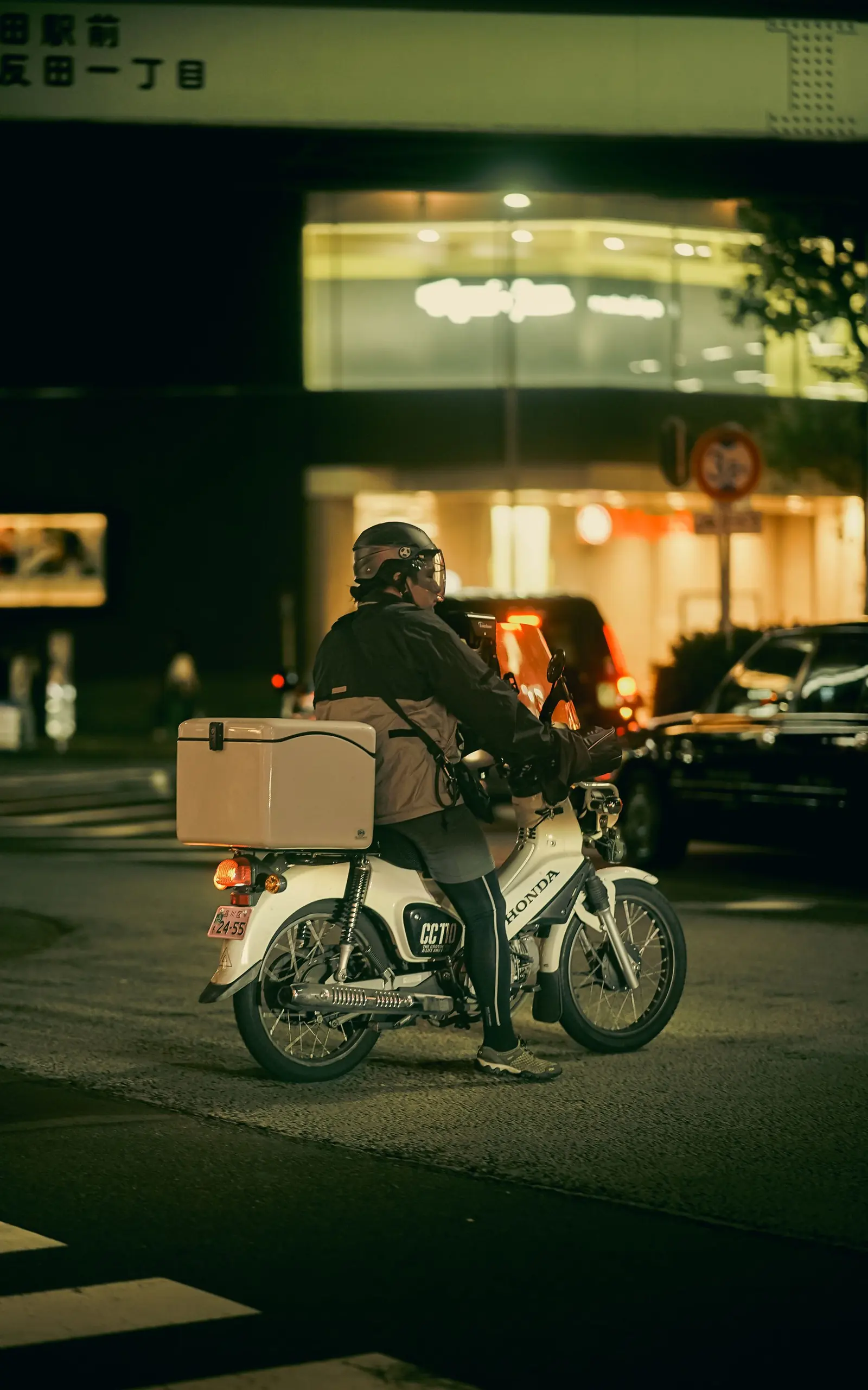 Entregador de moto à noite