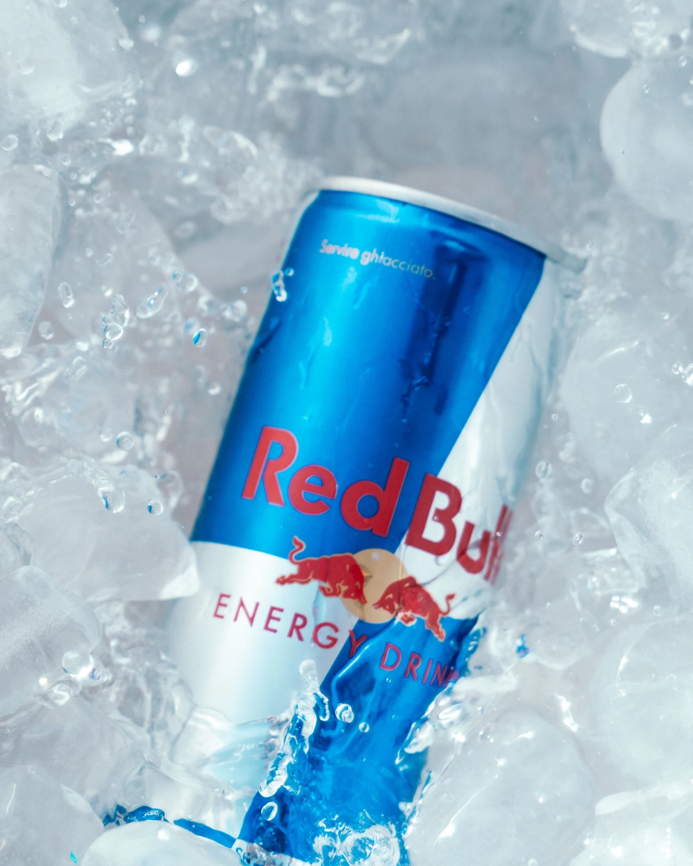 Lata de Red Bull no gelo